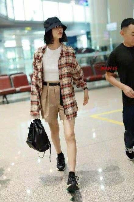 刘雯毛衣衬衫搭配(肖战学格子衬衫的时髦穿搭法)(6)