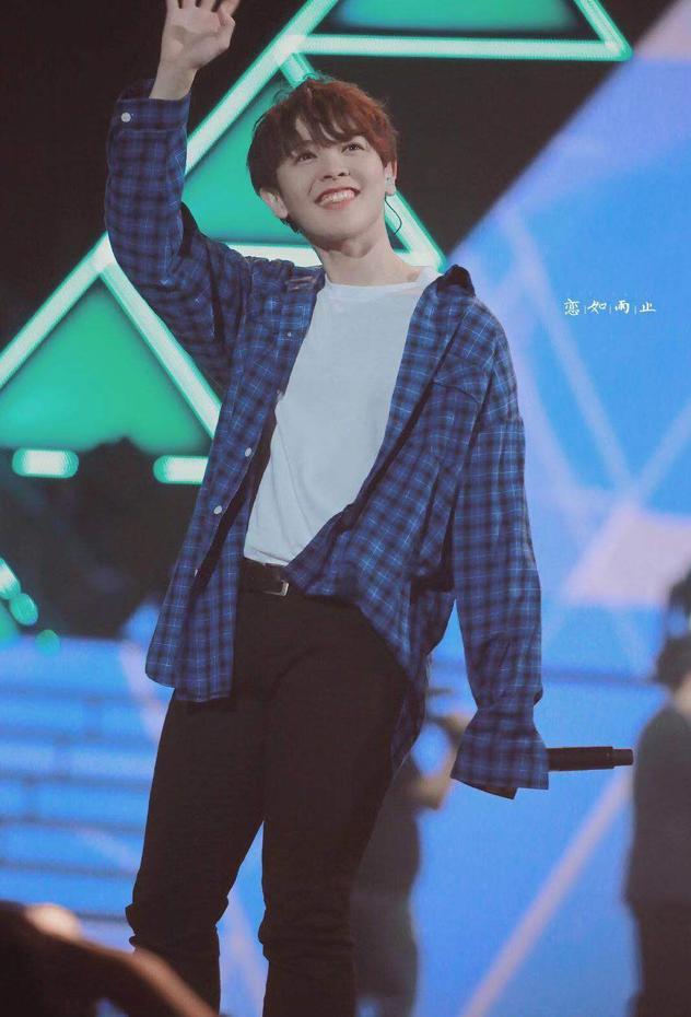 刘雯毛衣衬衫搭配(肖战学格子衬衫的时髦穿搭法)(48)