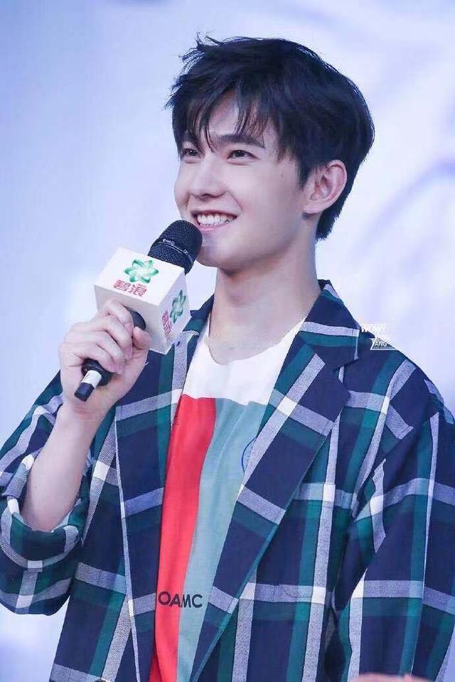 刘雯毛衣衬衫搭配(肖战学格子衬衫的时髦穿搭法)(24)