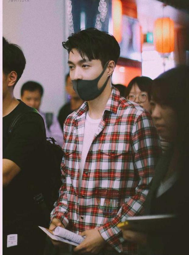 刘雯毛衣衬衫搭配(肖战学格子衬衫的时髦穿搭法)(39)