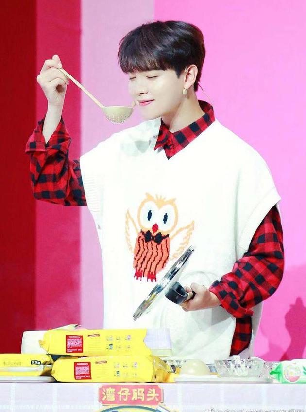 刘雯毛衣衬衫搭配(肖战学格子衬衫的时髦穿搭法)(49)