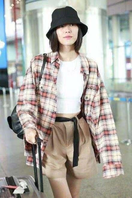 刘雯毛衣衬衫搭配(肖战学格子衬衫的时髦穿搭法)(4)