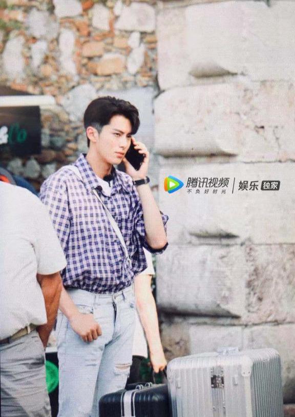 刘雯毛衣衬衫搭配(肖战学格子衬衫的时髦穿搭法)(32)