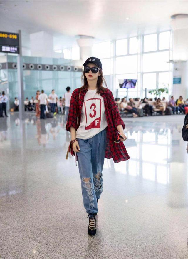 刘雯毛衣衬衫搭配(肖战学格子衬衫的时髦穿搭法)(10)