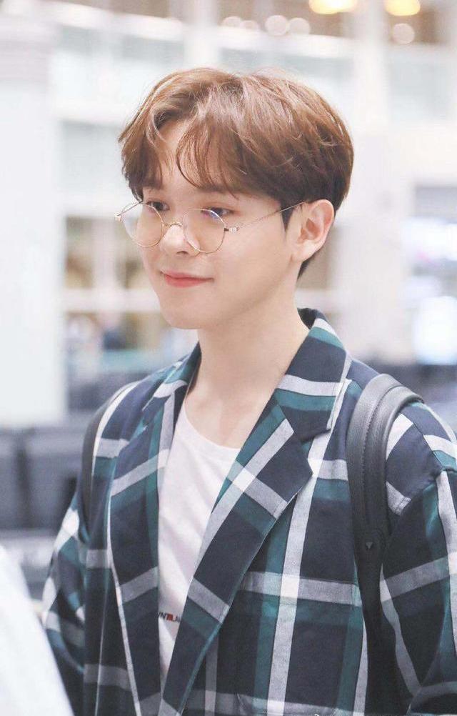 刘雯毛衣衬衫搭配(肖战学格子衬衫的时髦穿搭法)(47)