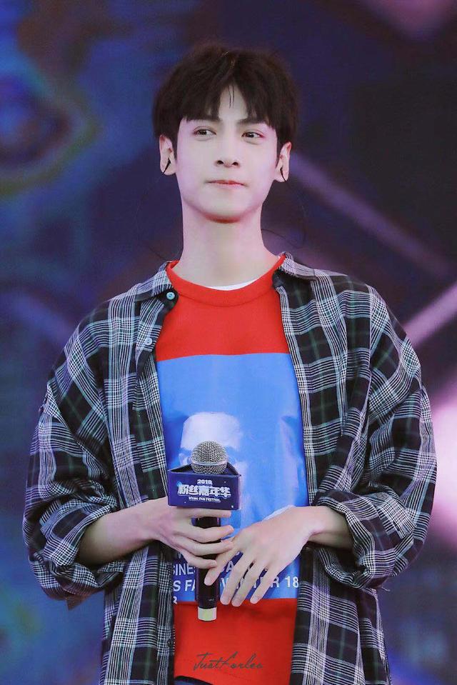 刘雯毛衣衬衫搭配(肖战学格子衬衫的时髦穿搭法)(28)