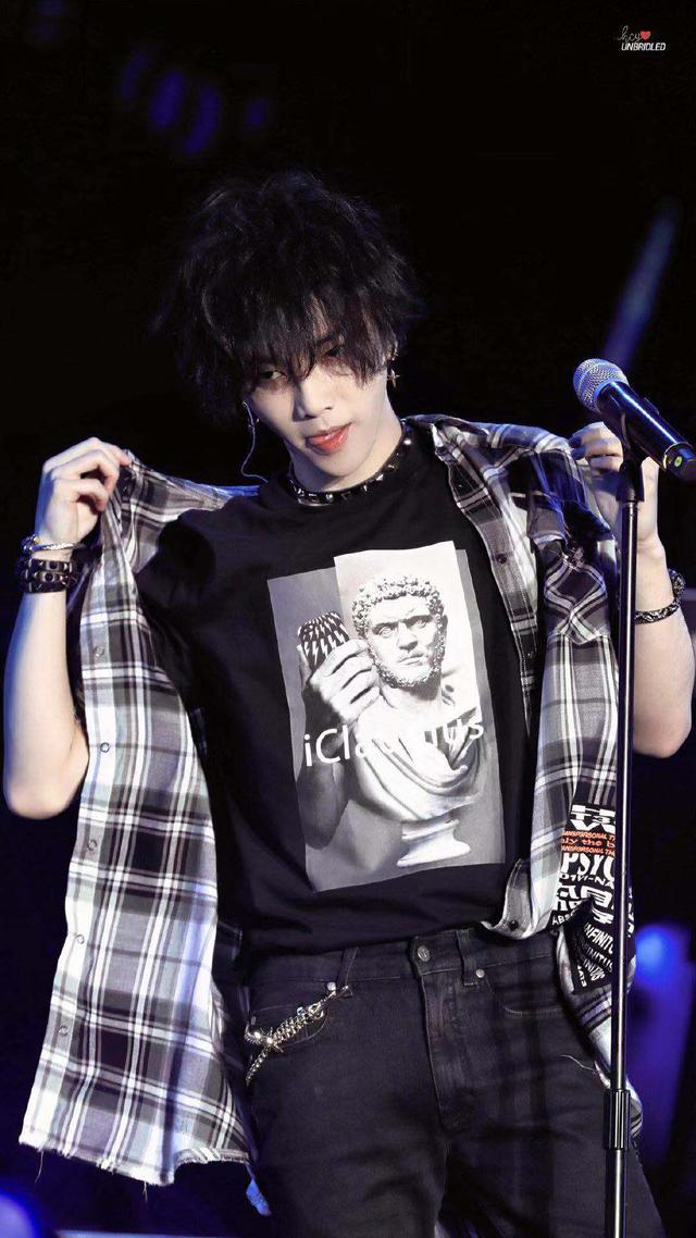 刘雯毛衣衬衫搭配(肖战学格子衬衫的时髦穿搭法)(40)