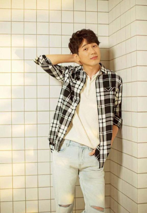 刘雯毛衣衬衫搭配(肖战学格子衬衫的时髦穿搭法)(31)