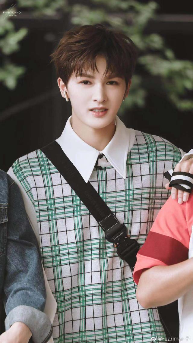 刘雯毛衣衬衫搭配(肖战学格子衬衫的时髦穿搭法)(30)