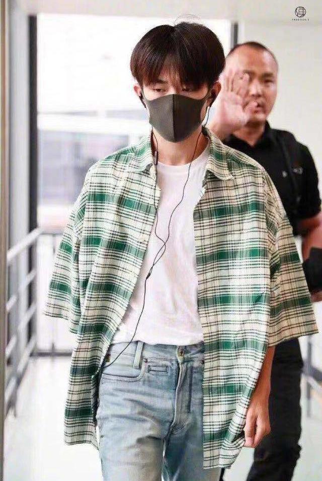 刘雯毛衣衬衫搭配(肖战学格子衬衫的时髦穿搭法)(34)