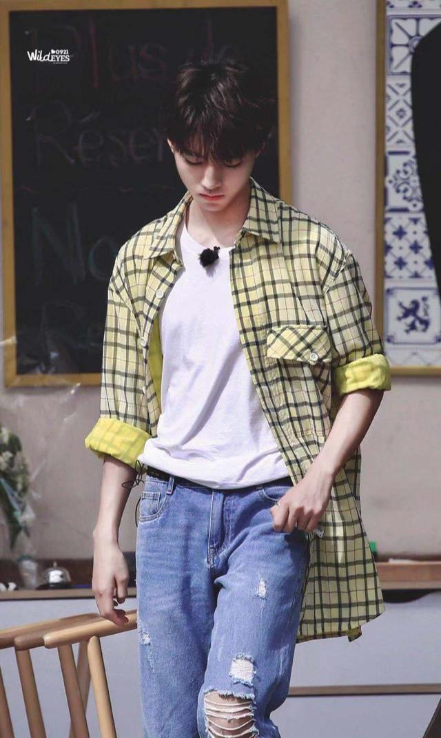 刘雯毛衣衬衫搭配(肖战学格子衬衫的时髦穿搭法)(26)