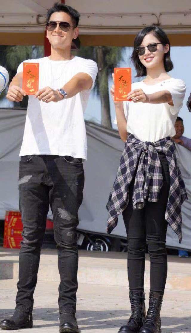 刘雯毛衣衬衫搭配(肖战学格子衬衫的时髦穿搭法)(18)