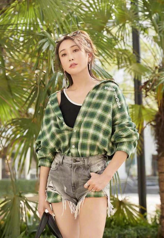 刘雯毛衣衬衫搭配(肖战学格子衬衫的时髦穿搭法)(2)