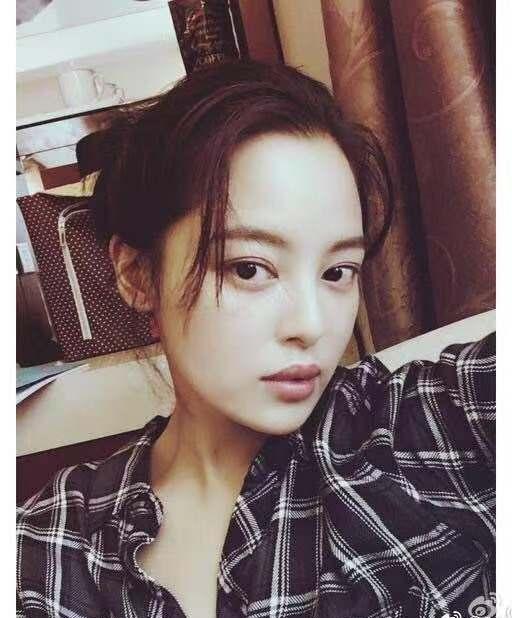 刘雯毛衣衬衫搭配(肖战学格子衬衫的时髦穿搭法)(16)