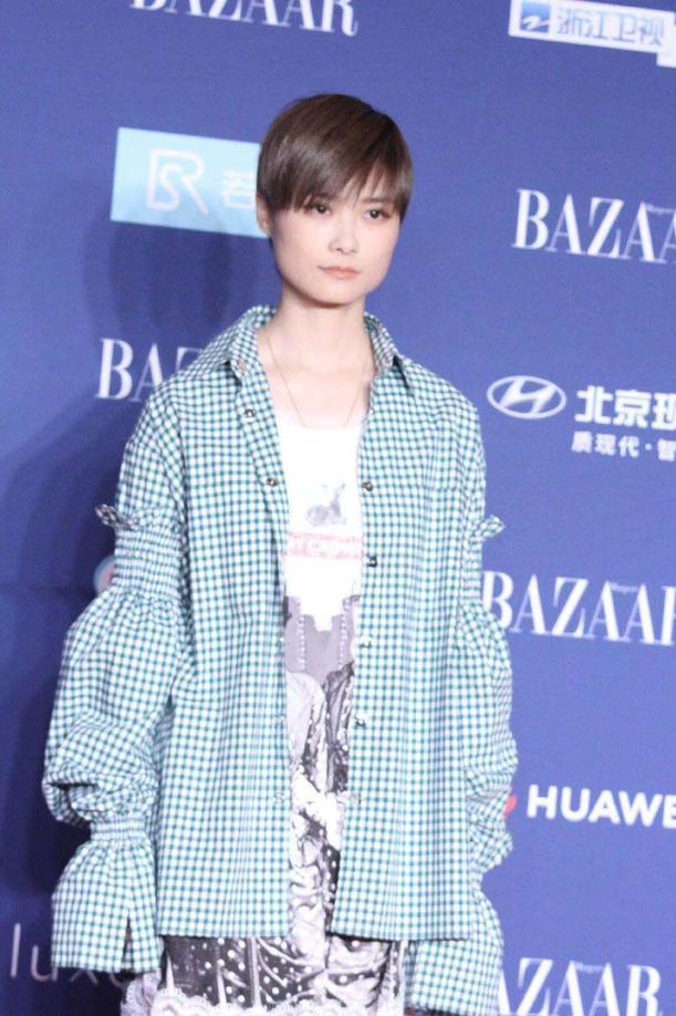 刘雯毛衣衬衫搭配(肖战学格子衬衫的时髦穿搭法)(9)