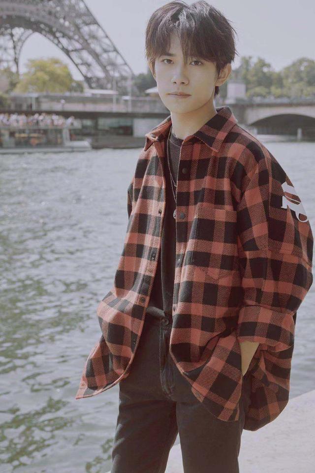 刘雯毛衣衬衫搭配(肖战学格子衬衫的时髦穿搭法)(21)