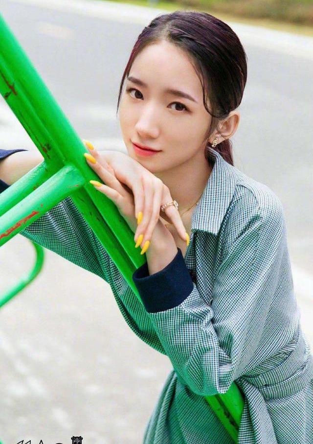 刘雯毛衣衬衫搭配(肖战学格子衬衫的时髦穿搭法)(15)