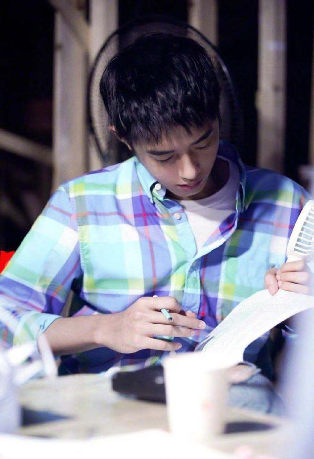 刘雯毛衣衬衫搭配(肖战学格子衬衫的时髦穿搭法)(42)