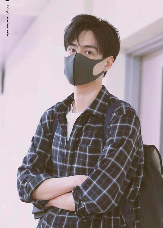 刘雯毛衣衬衫搭配(肖战学格子衬衫的时髦穿搭法)(38)