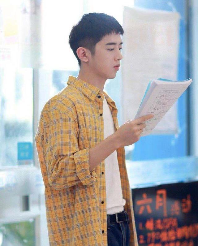 刘雯毛衣衬衫搭配(肖战学格子衬衫的时髦穿搭法)(43)