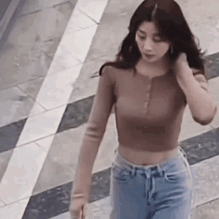 殷桃戴钻戒丰腴似少女(大满贯视后纯欲鼻祖)(4)