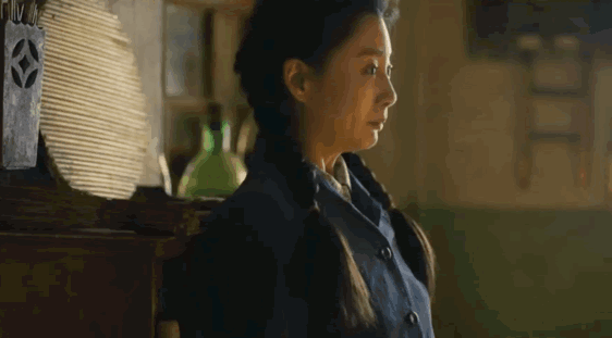 殷桃戴钻戒丰腴似少女(大满贯视后纯欲鼻祖)(27)