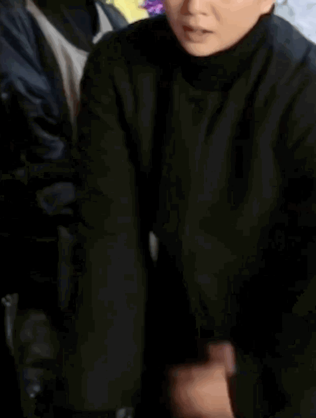 殷桃戴钻戒丰腴似少女(大满贯视后纯欲鼻祖)(30)