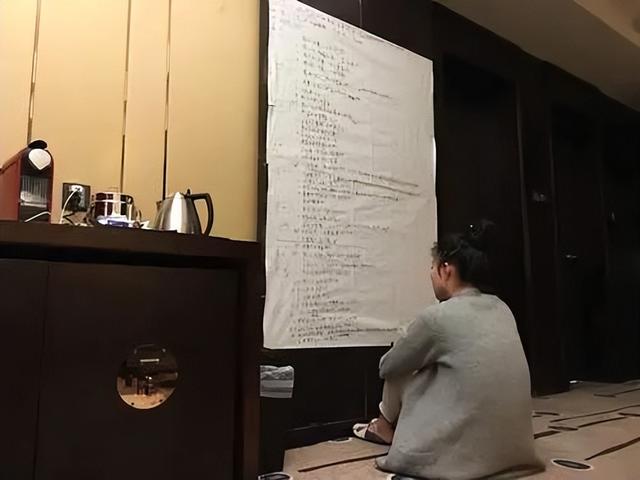 殷桃戴钻戒丰腴似少女(大满贯视后纯欲鼻祖)(25)