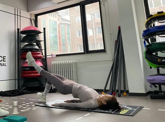 殷桃戴钻戒丰腴似少女(大满贯视后纯欲鼻祖)(36)