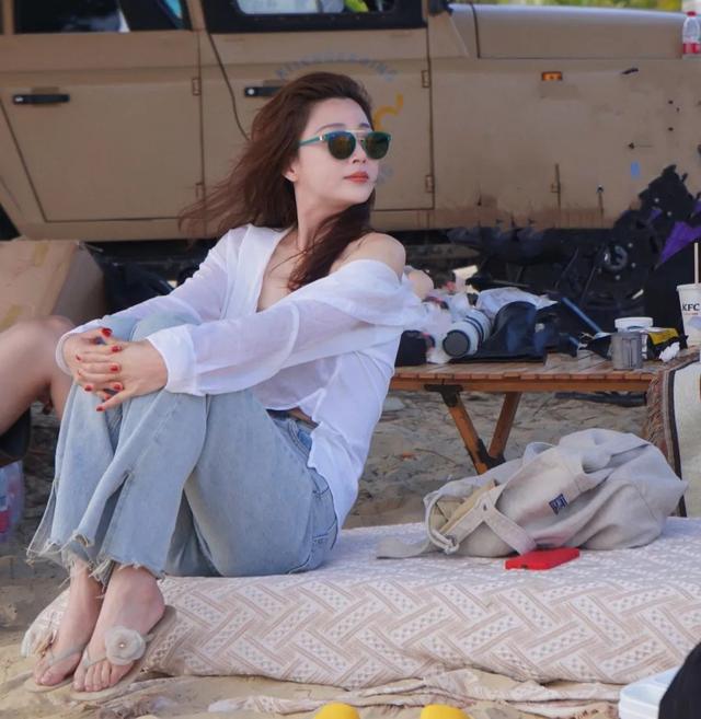 殷桃戴钻戒丰腴似少女(大满贯视后纯欲鼻祖)(16)