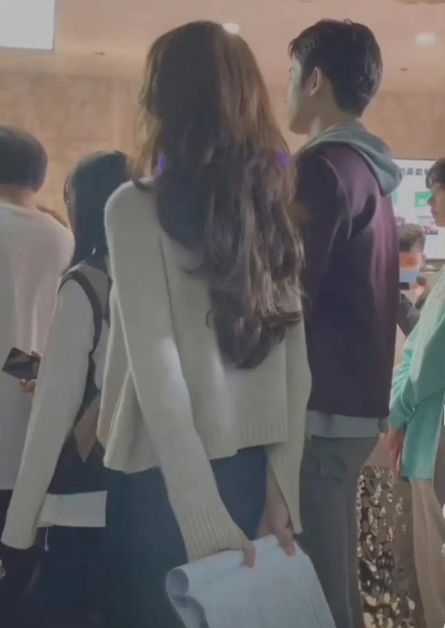 殷桃戴钻戒丰腴似少女(大满贯视后纯欲鼻祖)(5)