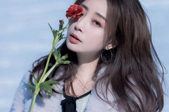 殷桃戴钻戒丰腴似少女(大满贯视后纯欲鼻祖)(11)