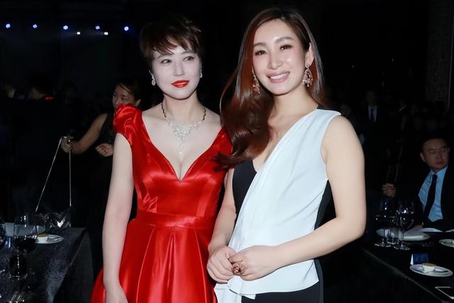 周海媚漂亮吧（一袭V领红裙身材好到尖叫）(6)