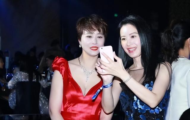 周海媚漂亮吧（一袭V领红裙身材好到尖叫）(8)