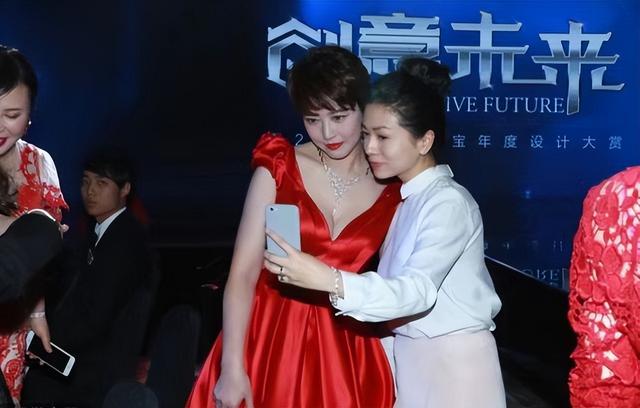 周海媚漂亮吧（一袭V领红裙身材好到尖叫）(7)