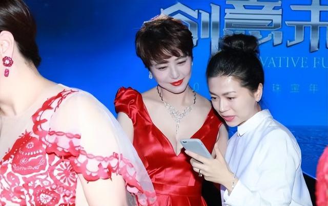 周海媚漂亮吧（一袭V领红裙身材好到尖叫）(5)