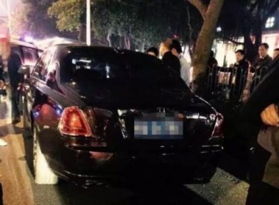 ​如果劳斯莱斯追尾谁全责（面包车追尾价值数百万劳斯莱斯）