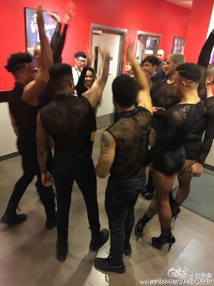 蔡依林扭胯(蔡依林带了一群基佬伴舞团碾压MAMA)(3)