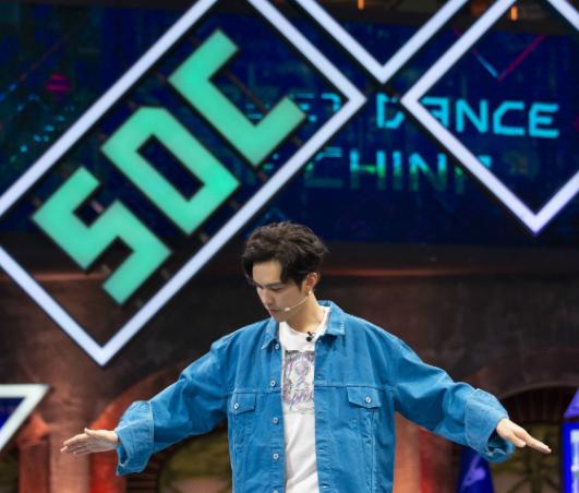 钟汉良谈婚姻经历(媒体拍钟汉良和妻子露面)(9)