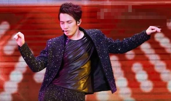 钟汉良谈婚姻经历(媒体拍钟汉良和妻子露面)(3)