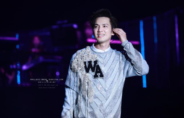 钟汉良谈婚姻经历(媒体拍钟汉良和妻子露面)(8)