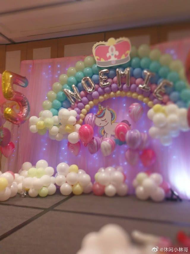 刘恺威杨幂的小糯米正面照公开(杨幂刘恺威合体为女儿庆生)(4)