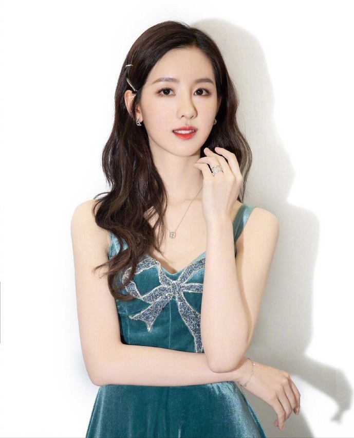 尹正陈都灵恋情被曝，网友：像老姨带着外甥女