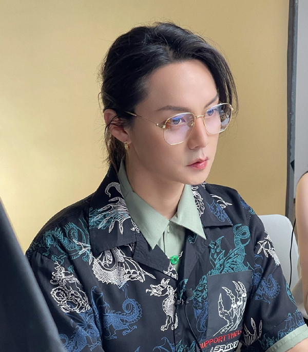 尹正陈都灵恋情被曝，网友：像老姨带着外甥女