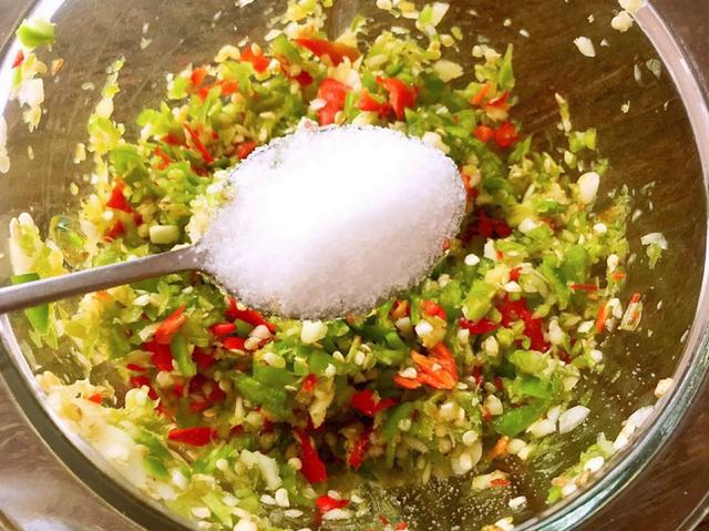 自制辣椒酱的做法及配方窍门（自制辣椒酱只加盐还不够）(5)