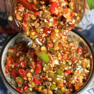 ​自制辣椒酱的做法及配方窍门（自制辣椒酱只加盐还不够）