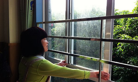 房间去除霉味最快的方法,一楼房间霉味太重怎么去除图1