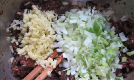 肉包子馅怎么调,包子肉馅怎么调好吃又嫩窍门图5