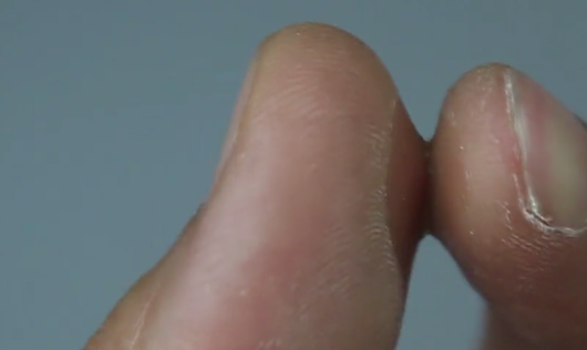 502胶水粘在手上怎么去除