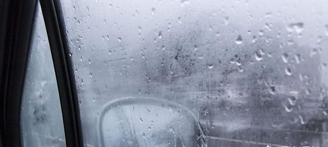 冬天的窗花是在里面还是外面，冬天早晨窗户上的冰窗花，水蒸气遇冷结成冰。空气中有什么？图4